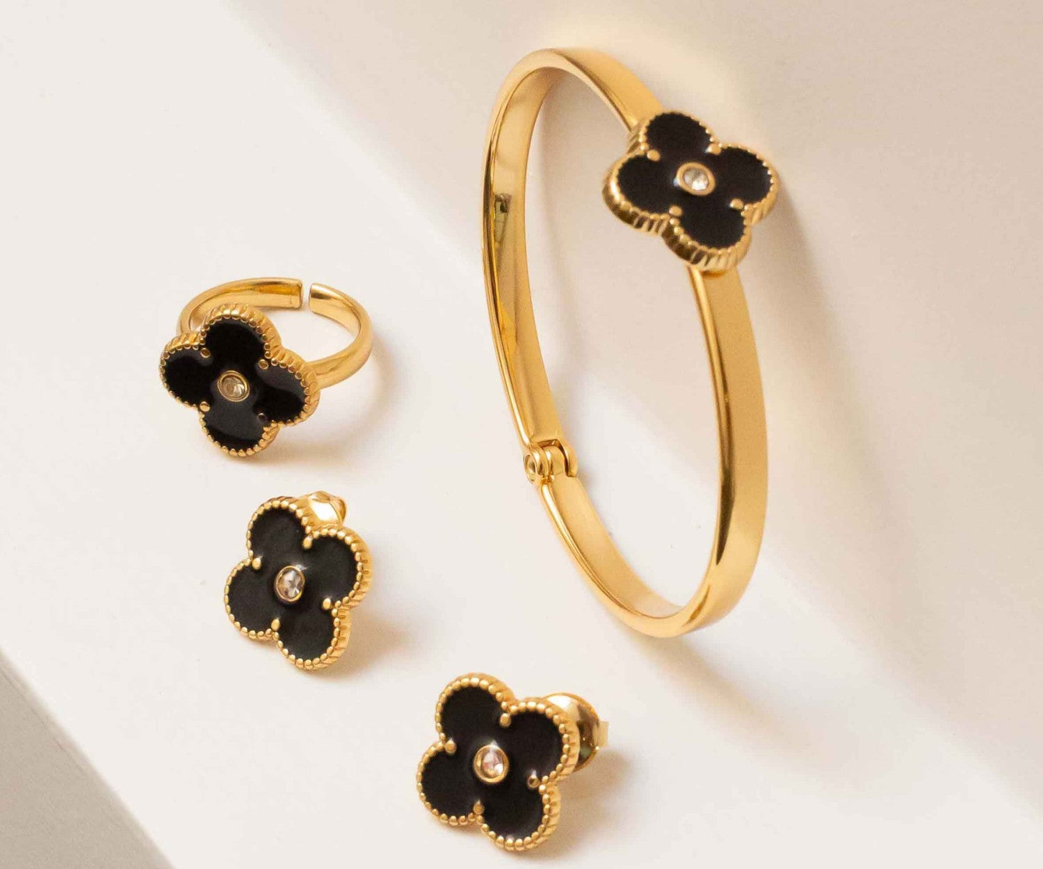 Bracelete Dourado Trevo Preto