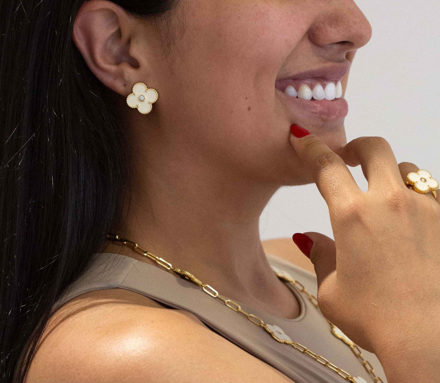 Brinco Trevo Dourado com Off White