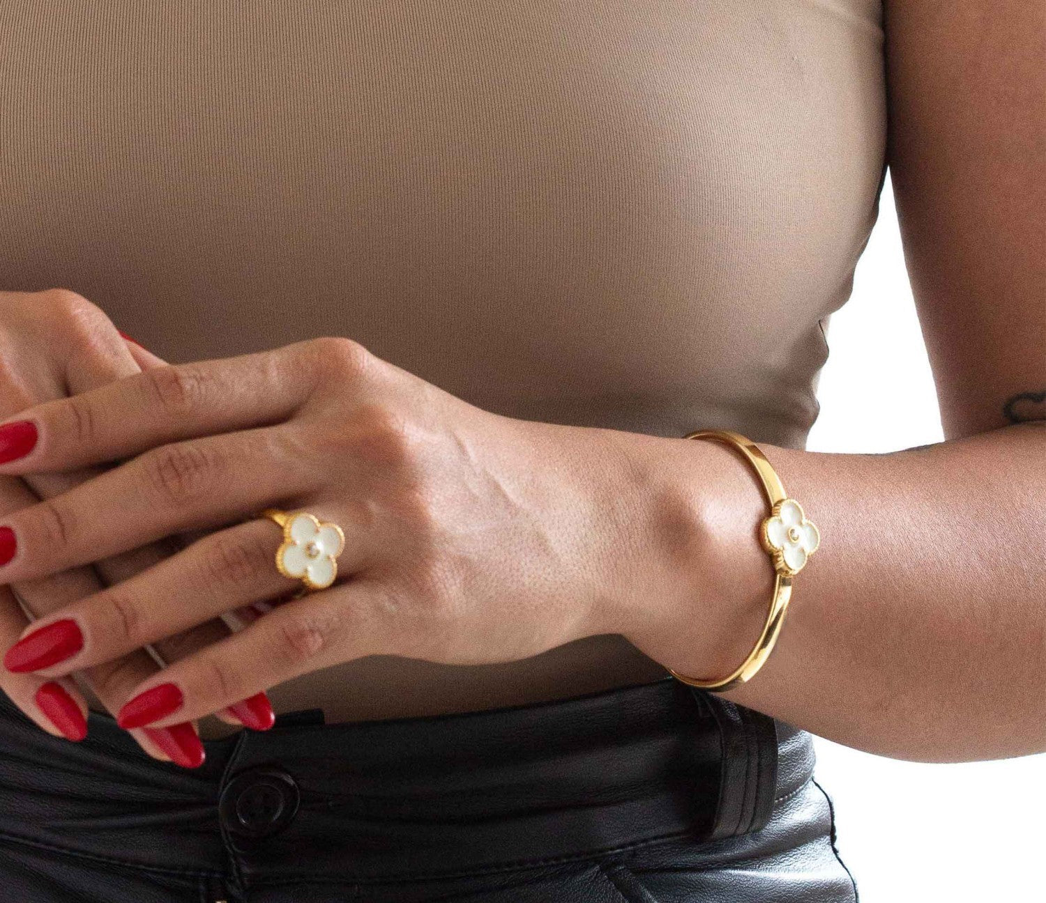 Anel Trevo Ouro com Off White N° 21