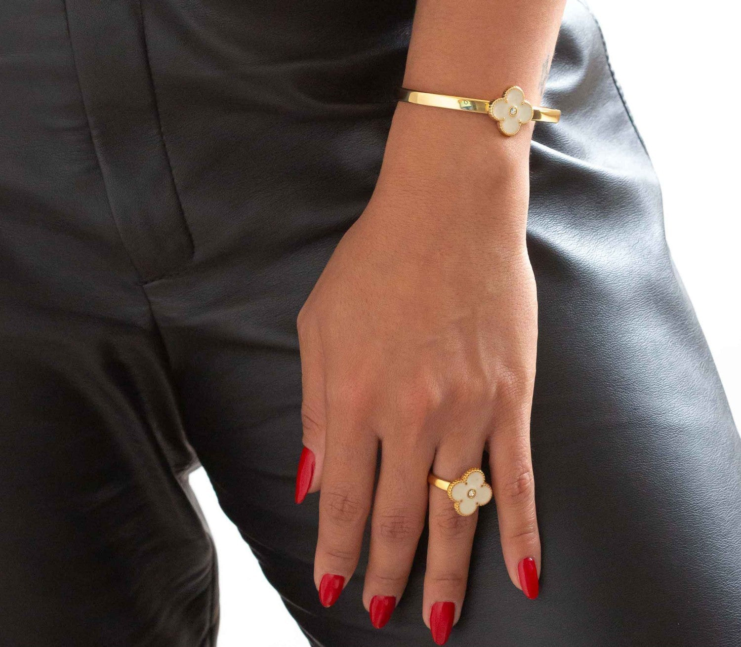 Anel Trevo Ouro com Off White N° 21