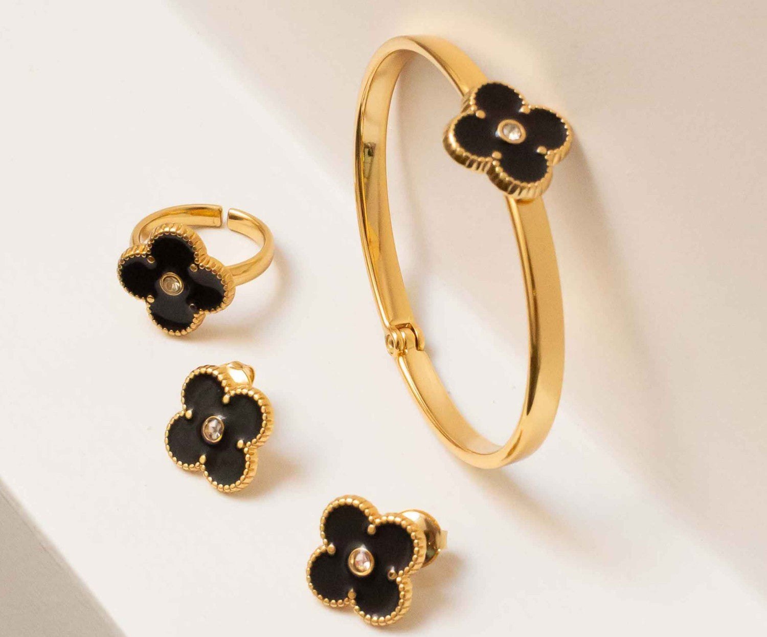 Anel Trevo Ouro com Preto N° 21