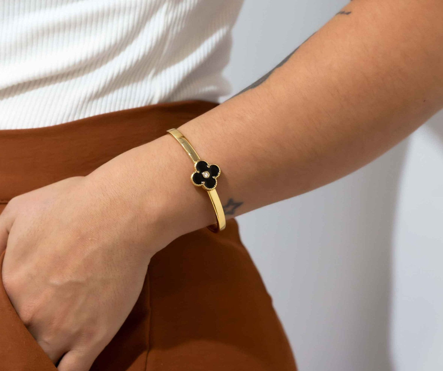 Bracelete Dourado Trevo Preto