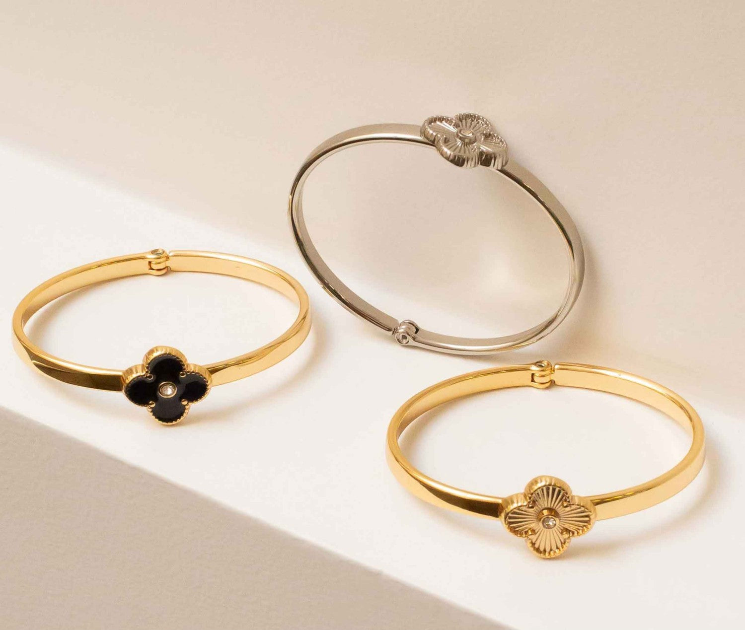 Bracelete Dourado Trevo Preto